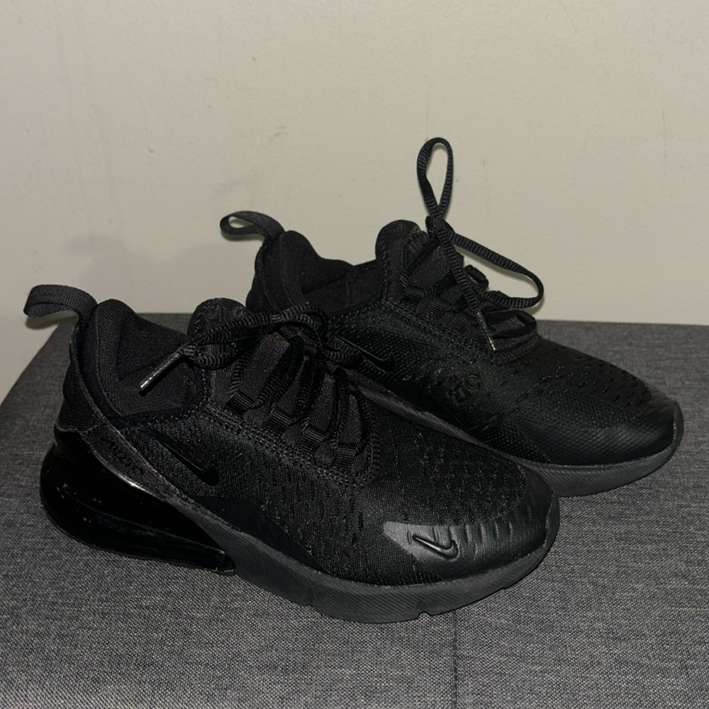 Grade school boys size 4 Nike Airmax 270